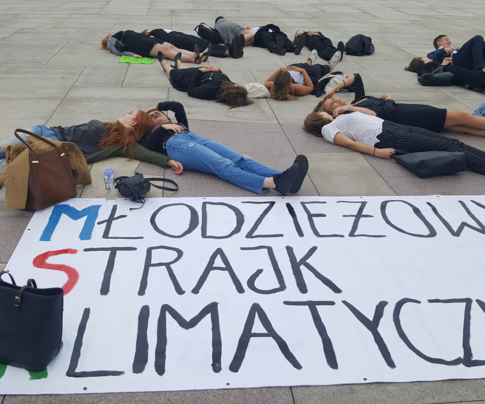 Protest klimatyczny w Bydgoszczy. Uczniowie leżeli na płycie Starego Rynku 