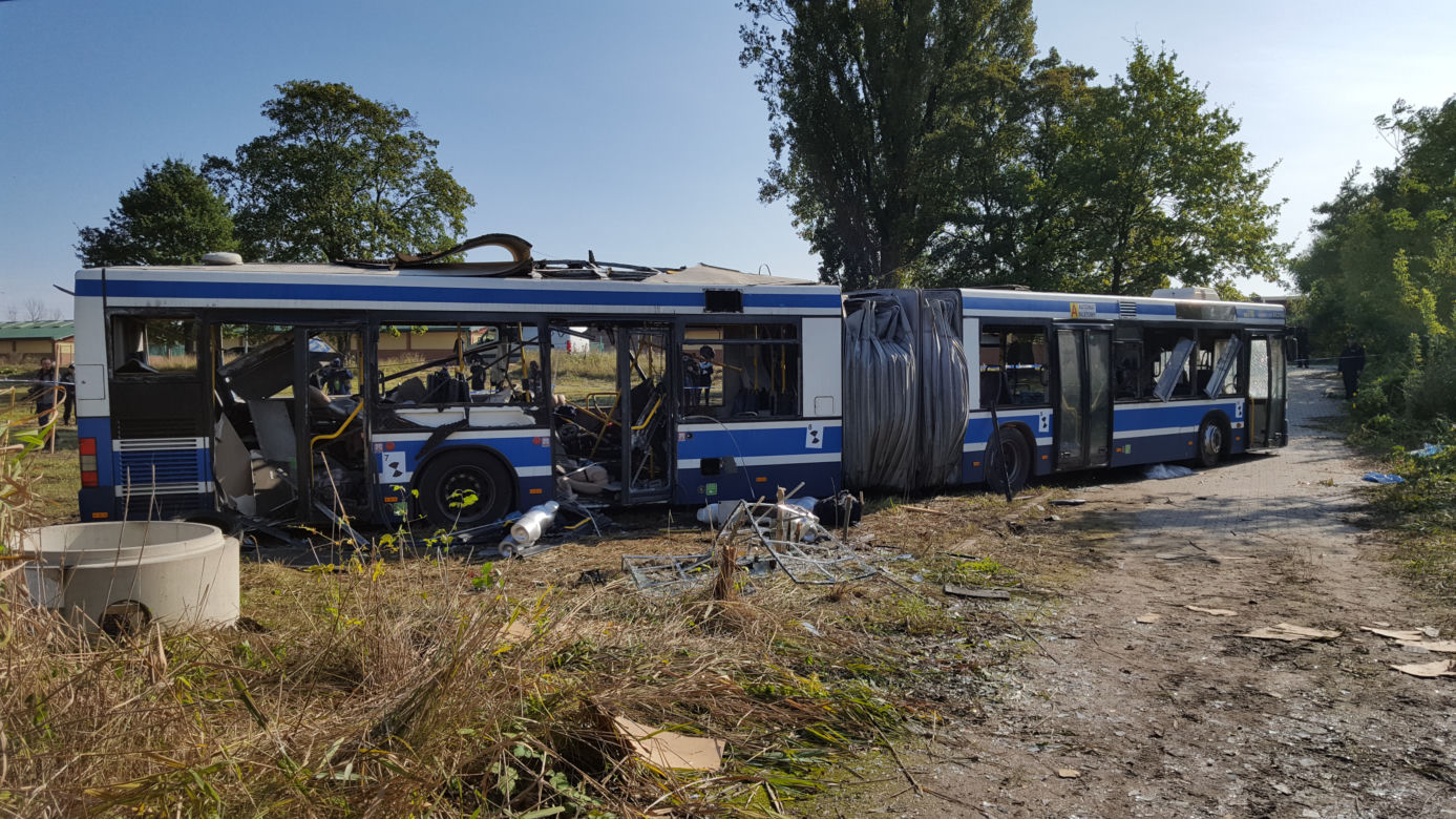 Tak wygląda autobus po wybuchu bomby, którą chciał stworzyć Paweł R.
