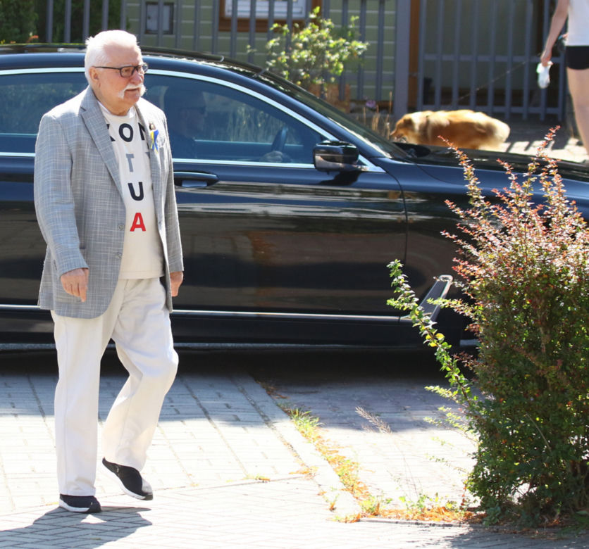 Lech Wałęsa wyszedł ze szpitala. Swoje kroki skierował do kościoła