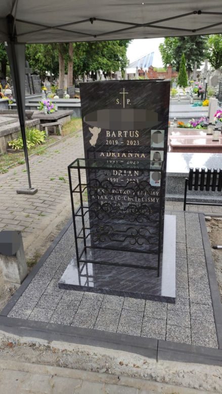 Przepiękny pomnik i morze białych kwiatów upamiętnia śmierć rodziny z Włocławka