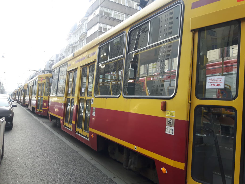 Łódź: BMW wjechało pod tramwaj. POWAŻNE UTRUDNIENIA na Piotrkowskiej przy Piłsudskiego!