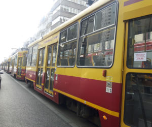 Łódź: BMW wjechało pod tramwaj. POWAŻNE UTRUDNIENIA na Piotrkowskiej przy Piłsudskiego!