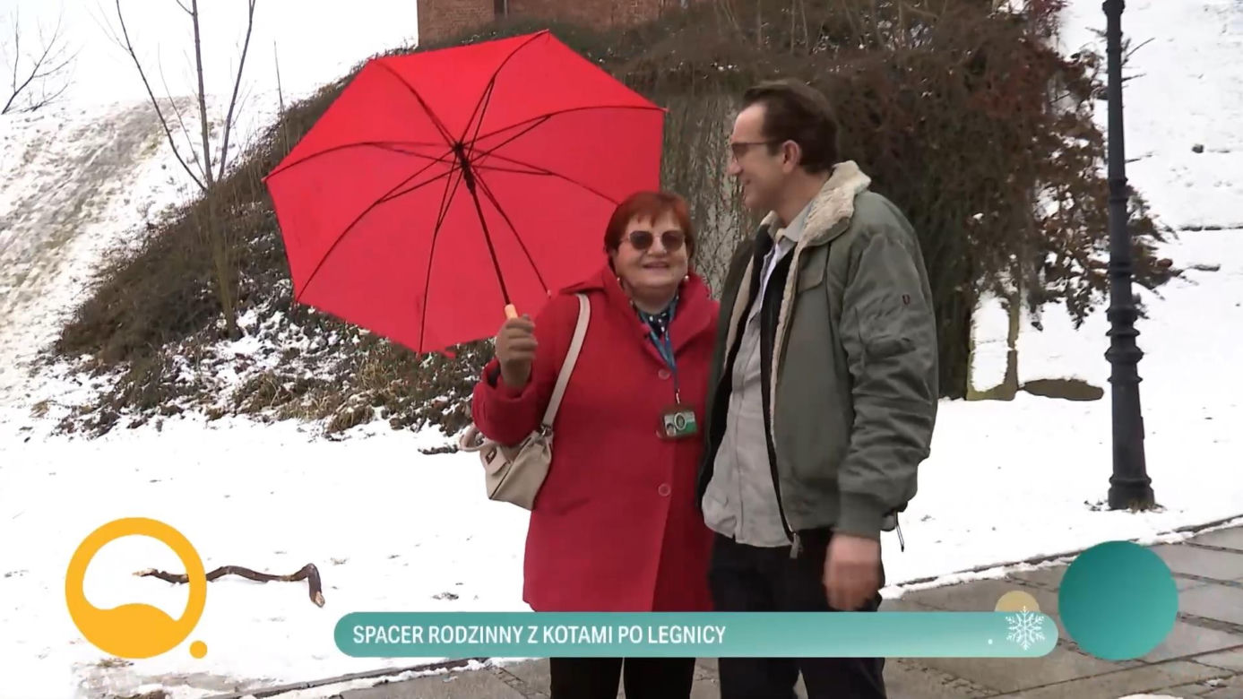 Tomasz Kot spaceruje po rodzinnym mieście z mamą. Nie każdy wie, kim jest z zawodu