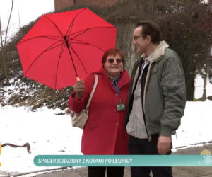 Tomasz Kot spaceruje po rodzinnym mieście z mamą. Nie każdy wie, kim jest z zawodu