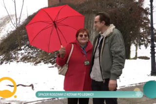 Tomasz Kot spaceruje po rodzinnym mieście z mamą. Nie każdy wie, kim jest z zawodu