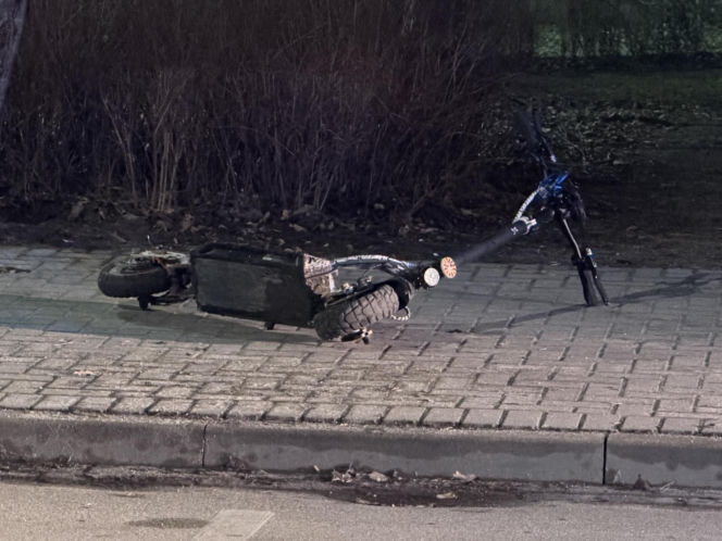 Nastolatek uderzył hulajnogą w znak drogowych. Helikopter zabrał go do szpitala