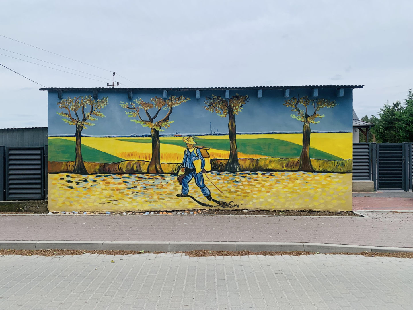 Kolorowe domy inspirowane twórczością Vincenta van Gogha zamieniły wieś liczącą zaledwie stu mieszkańców w prawdziwą atrakcję turystyczną