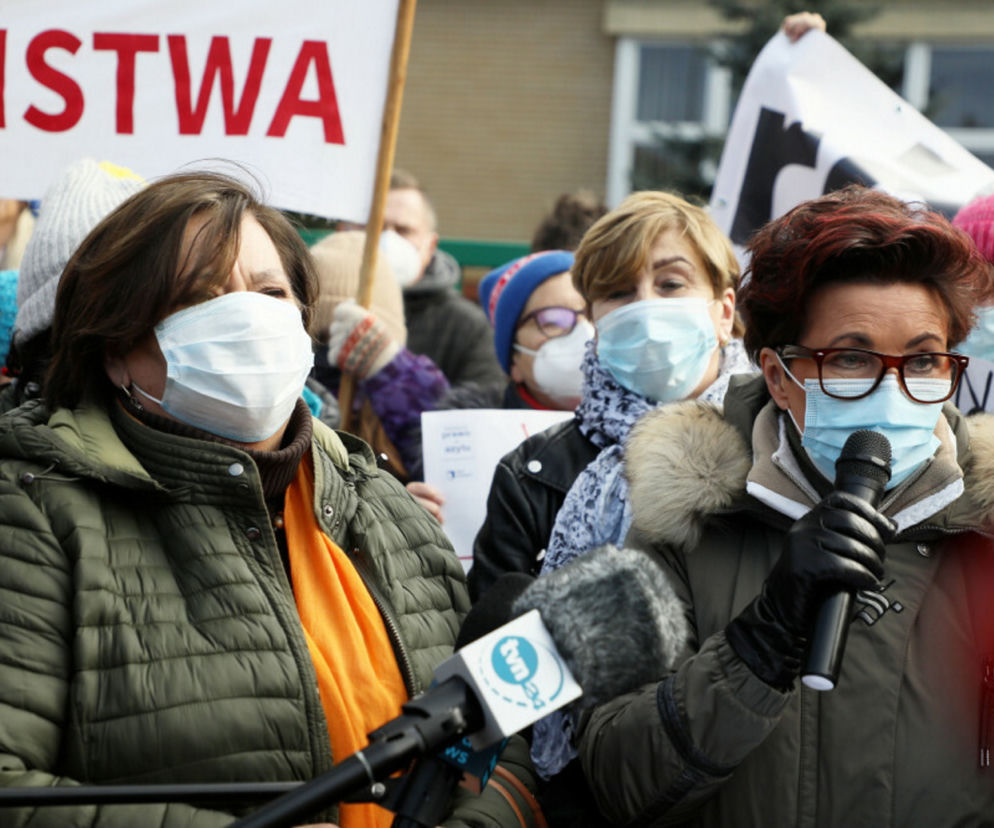 Pierwsze damy Jolanta Kwaśniewska i Anna Komorowska w Michałowie. Wzięły udział w akcji Matki na granicę