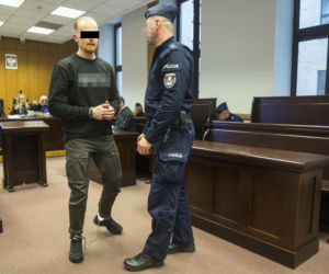 Co widać na nagraniu ataku nożem na Nowym Świecie? Sąd odtworzył szokujący materiał