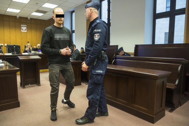 Co widać na nagraniu ataku nożem na Nowym Świecie? Sąd odtworzył szokujący materiał