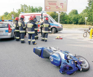 Motocykl wbił się w mercedesa