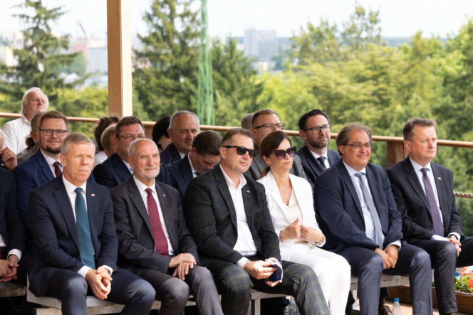 Przemysław Czarnek był królem parkietu we włoskim hotelu. Tam poznał piękną małżonkę [ZDJĘCIA]