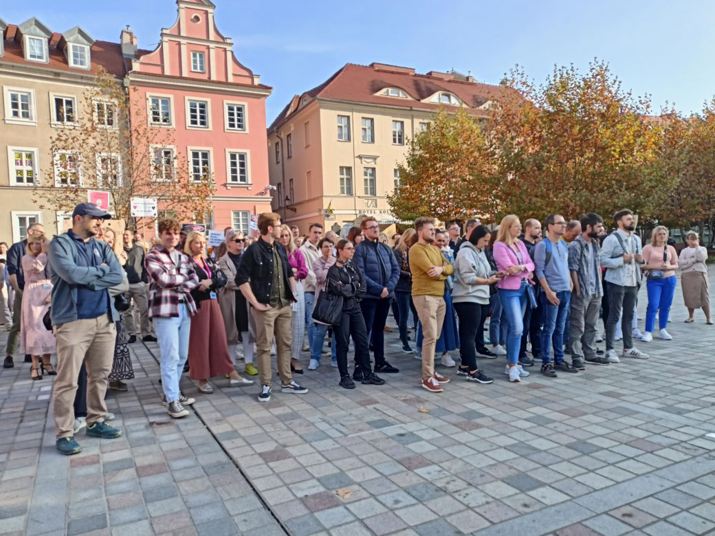 Pikieta urzędników poznańskich na Placu Kolegiackim