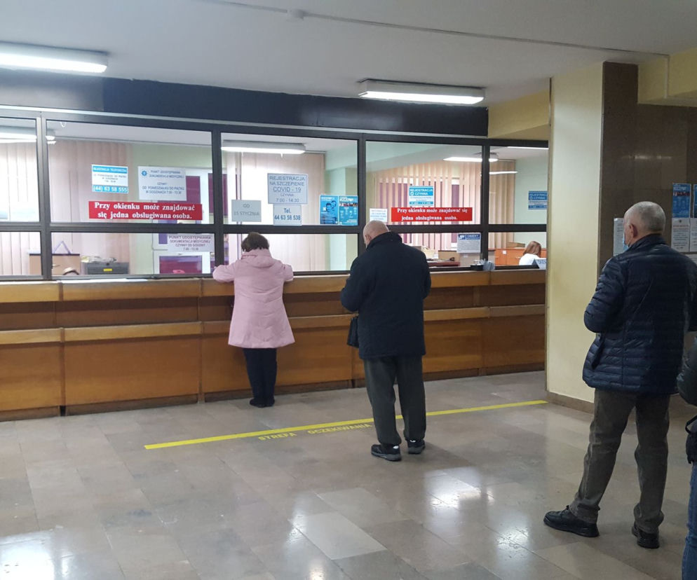 Szczepienia przeciw COVID-19: Ruszyły zapisy seniorów 70+. Co się dzieje w bełchatowskich przychodniach?   