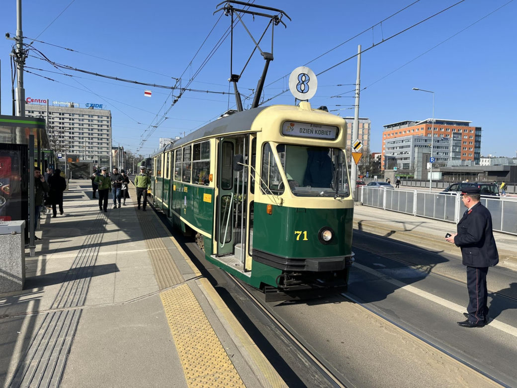 Dzień Kobiet 2024. MPK Poznań rozdał 1,5 tys. tulipanów swoim pasażerkom