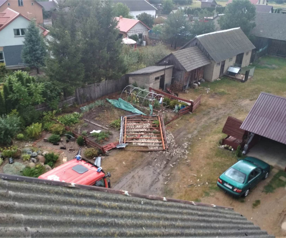 Skutki burz w Podlaskiem. Brak prąd, zerwany dach, kilkadziesiąt interwencji [ZDJĘCIA]