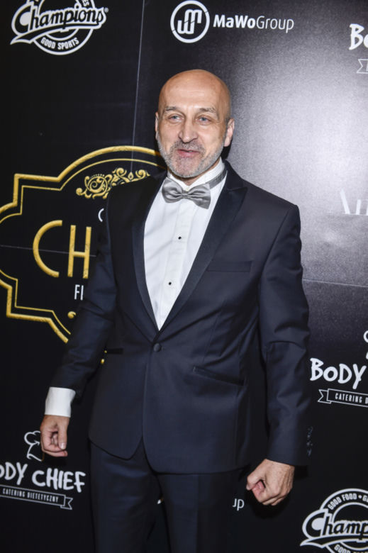 Wystrojony Marcinkiewicz na premierze filmu Vegi. Ale z niego przystojniak