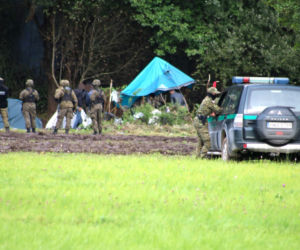 Usnarz Górny. Policyjny kordon odgradza aktywistów od koczowiska imigrantów
