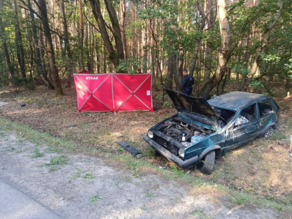 Koszmarne dachowanie Volkswagena. Nie żyje 22-latek, czterej nastolatkowie ranni