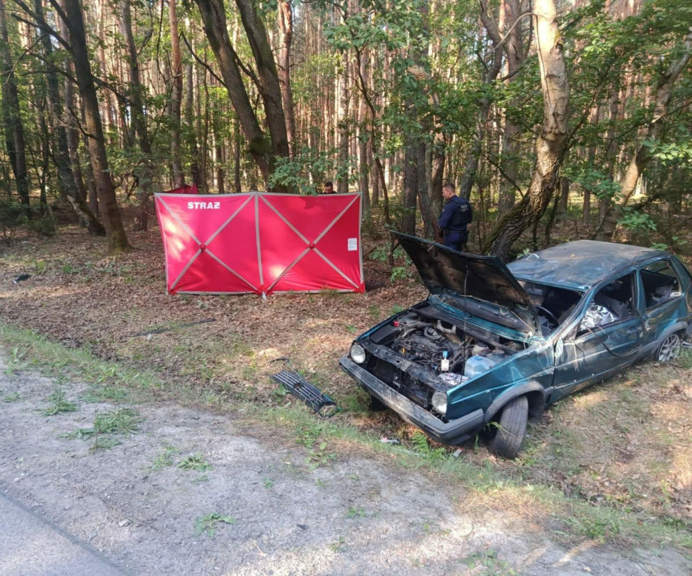 Tragedia o świcie w Wólce Żabnej. Volkswagen dachował w rowie, nie żyje 22-latek
