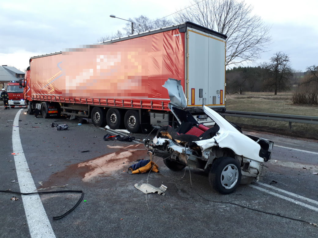 Poświętne: Mercedes rozerwany na dwie części po zderzeniu z TIR-em. W środku 5 młodych osób. Dwie zginęły