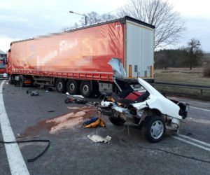 Poświętne: Mercedes rozerwany na dwie części po zderzeniu z TIR-em. W środku 5 młodych osób. Dwie zginęły