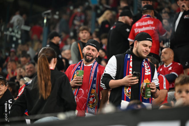 Tak kibice Wisły Kraków bawili się na trybunach. Znajdź się na zdjęciach