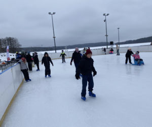 Lodowisko w Centrum Rekreacyjno-Sportowym Ukiel