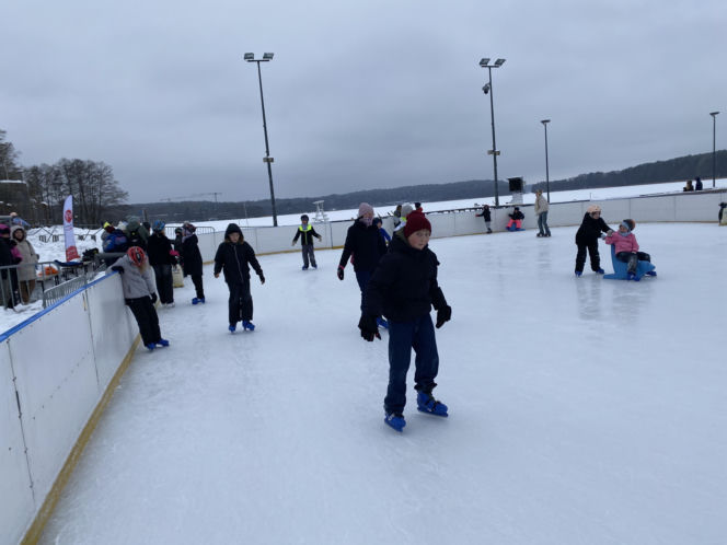 Lodowisko w Centrum Rekreacyjno-Sportowym Ukiel