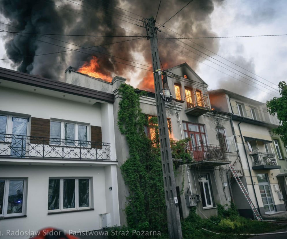 Poważny pożar domu przy ulicy Sandomierskiej w Ostrowcu. Jedna osoba ranna, trwa akcja strażaków