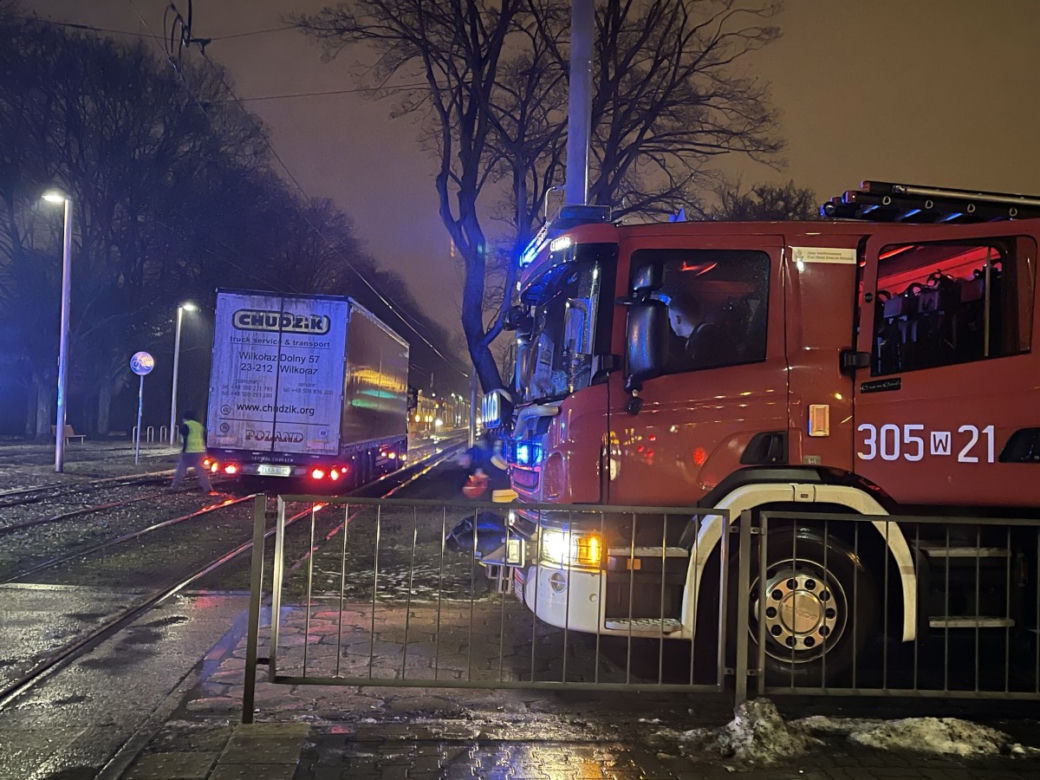 Tir utknął na torach na Pradze