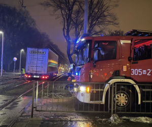 Tir utknął na torach na Pradze