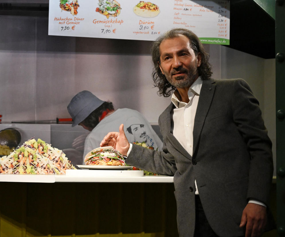Tarik Kara obok woskowego kebabu w muzeum Madame Tussauds. O kosztownej replice z Berlina przeczytasz na SE.