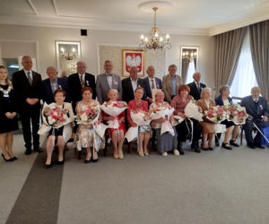 Pamiątkowe medale, legitymacje i kwiaty z okazji 50-lecia pożycia małżeńskiego odebrało w Siedlcach osiem par