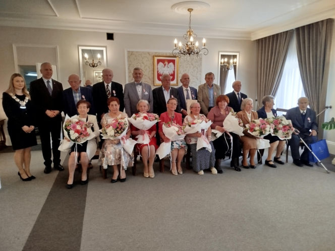 Pamiątkowe medale, legitymacje i kwiaty z okazji 50-lecia pożycia małżeńskiego odebrało w Siedlcach osiem par