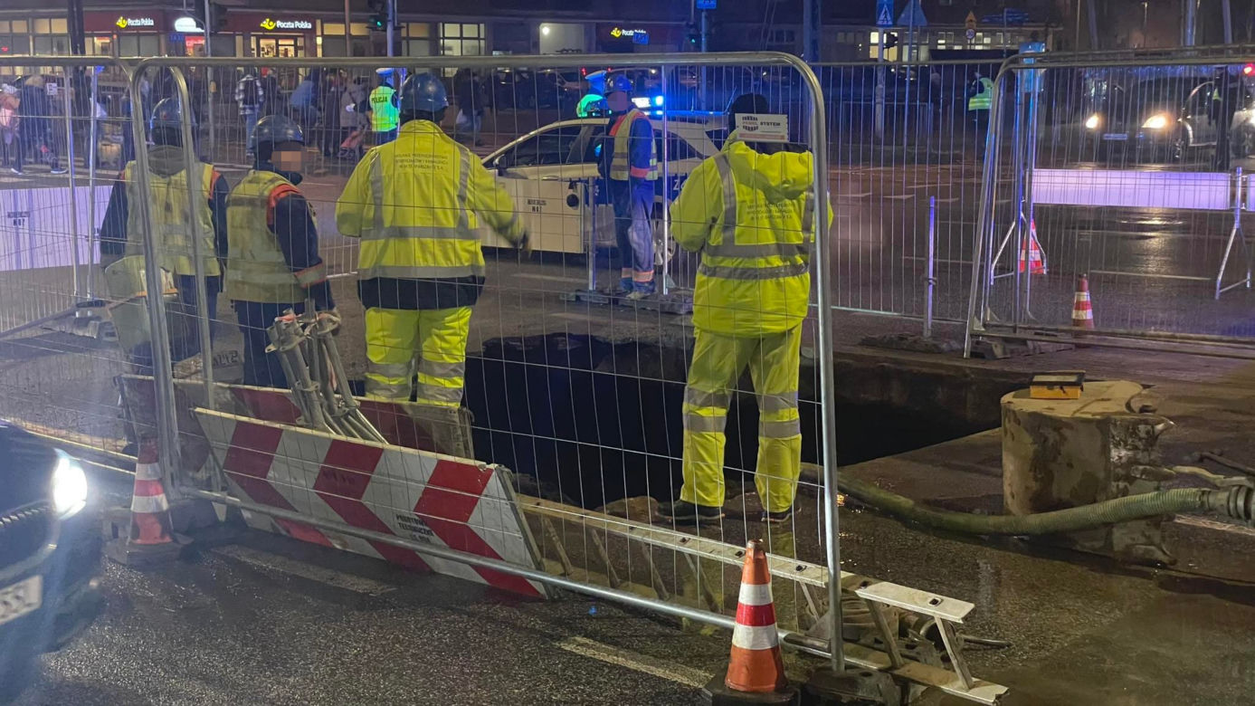 Gigantyczne utrudnienia na Pradze! Woda podmyła jezdnię na Grochowskiej. Policjanci kierują ruchem	