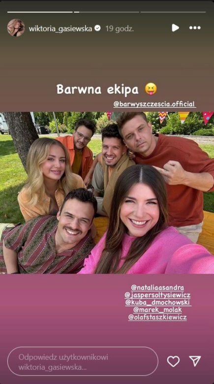 Barwy szczęścia nowy sezon na planie. Hubert (Marek Molak), Agata (Natalia Zambrzycka), Ignacy (Olaf Staszkiewicz), Oliwka (Wiktoria Gąsiewska), Kajtek (Jakub Dmochowski), Justun (Jasper Sołtysiewicz)