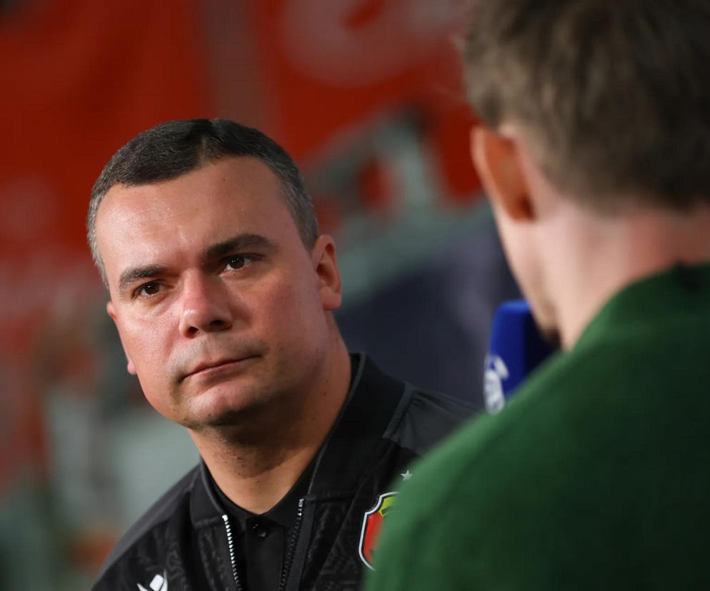 Trener Adrian Siemieniec podczas wywiadu. O szczegółach kary dla szkoleniowca Jagiellonii przeczytasz na Eska Białystok.