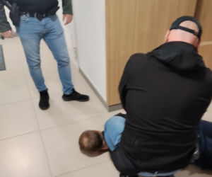 „Kobra” gryzie złodziei. Byli poszukiwani. 29-latek i 34-latek wpadli, gdy wysiedli z kradzionego Alfa Romeo