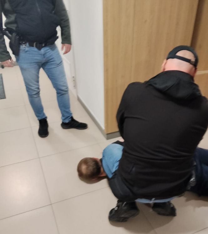 „Kobra” gryzie złodziei. Byli poszukiwani. 29-latek i 34-latek wpadli, gdy wysiedli z kradzionego Alfa Romeo