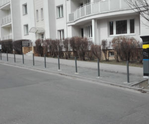 Na poznańskiej Wildzie na miejscach postojowych stoją słupki! Mieszkańcy są oburzeni, bo nie mają gdzie parkować!