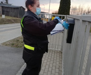 Strażacy z OSP dostarczają ulotki na temat szczepień do mieszkańców powiatu iławskiego