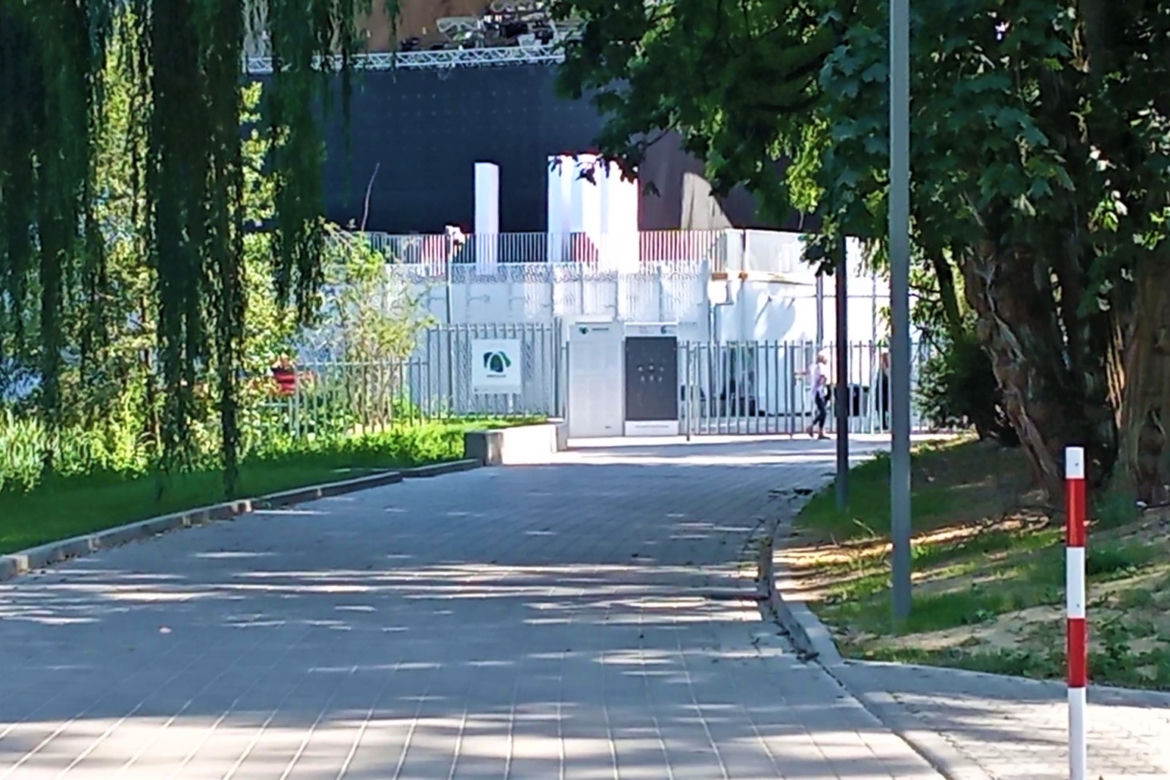 Teatr Letni jak twierdza. Mieszkańcy muszą pokonywać setki metrów dookoła