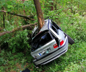 Samochód BMW owinął się wokół drzewa! [ZDJĘCIA]