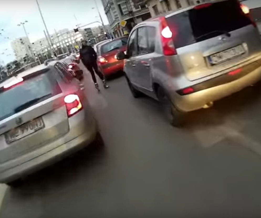 Osoba jadąca na rolkach traktowana jest jak pieszy. Nie może więc poruszać się w ten sposób po jezdni