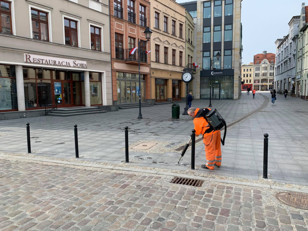 W Bydgoszczy pojawił się... pogromca gum! Na czym polega jego praca? [ZDJĘCIA, WIDEO]