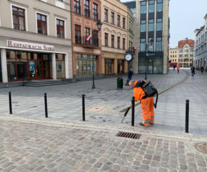 W Bydgoszczy pojawił się... pogromca gum! Na czym polega jego praca? [ZDJĘCIA, WIDEO]