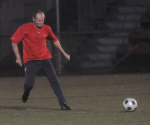 Donald Tusk gra w piłkę