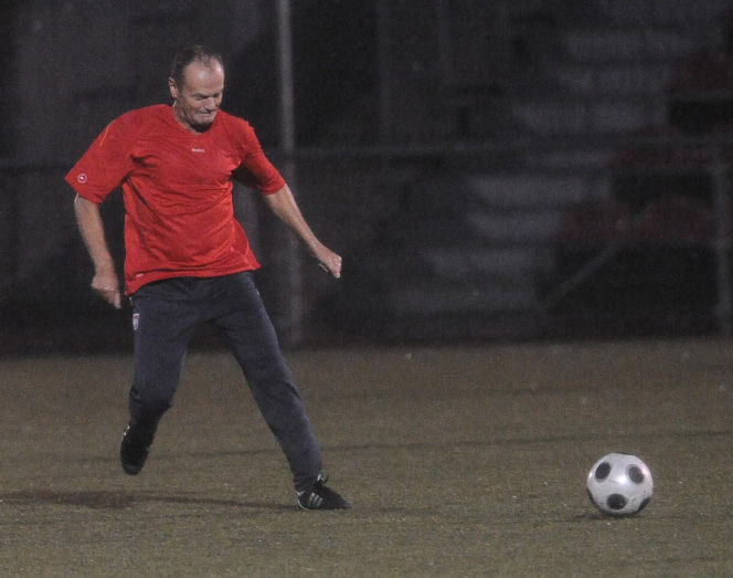 Donald Tusk gra w piłkę