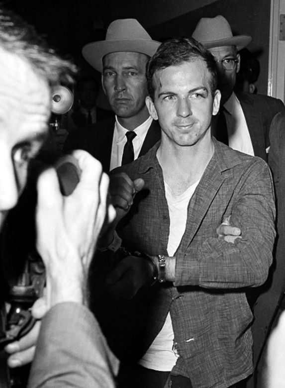 Lee Harvey Oswald przed przesłuchaniem w siedzibie policji w Dallas, 22.11.1963 roku.